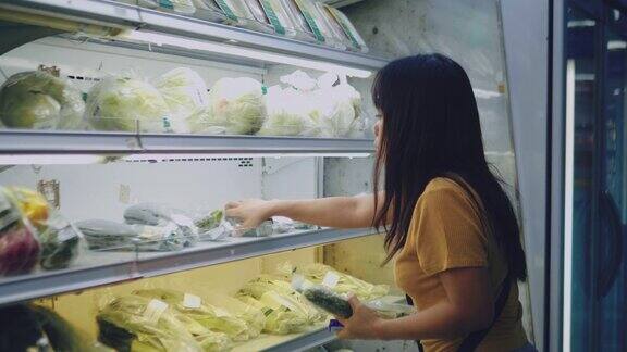 在超市选购蔬菜的女人