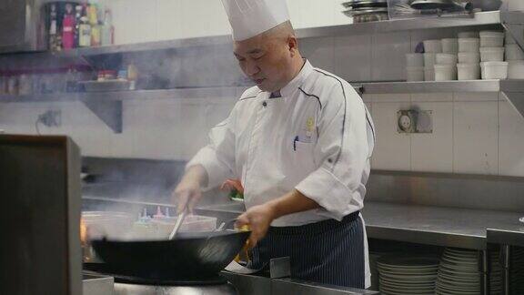亚洲餐厅专业厨师烹饪食物老兄中国厨师工作