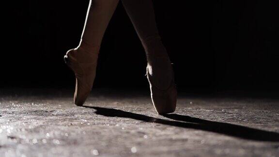 女脚尖鞋的腿芭蕾舞练习美丽的苗条优雅的腿芭蕾舞者关闭了