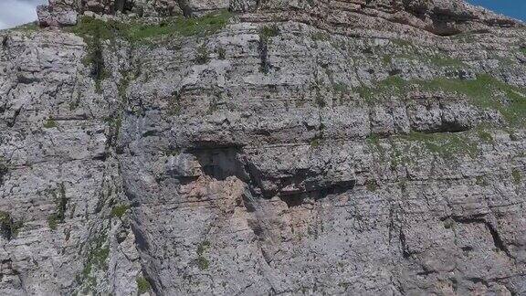 斜坡层状岩石的斜坡表面鸟瞰图