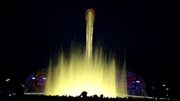 美丽的音乐灯光喷泉在索契唱歌的喷泉