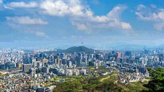 这是韩国首尔的城市景观有首尔塔和蓝天