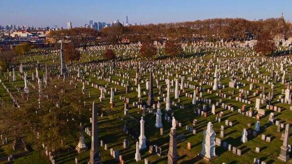 空中全景的骷髅墓地皇后区与遥远的曼哈顿在背景无人机视频与平移摄像机运动