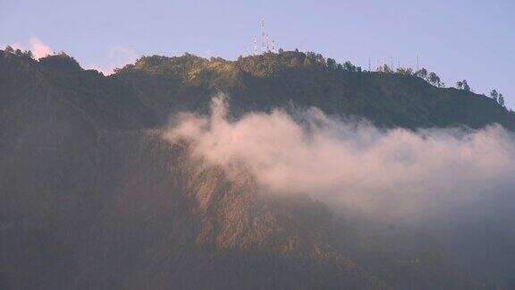 雾流过树木和山附近的布罗莫山印度尼西亚