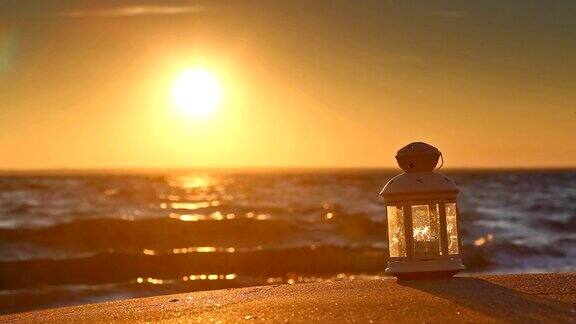 日落时海滩上的白色灯笼