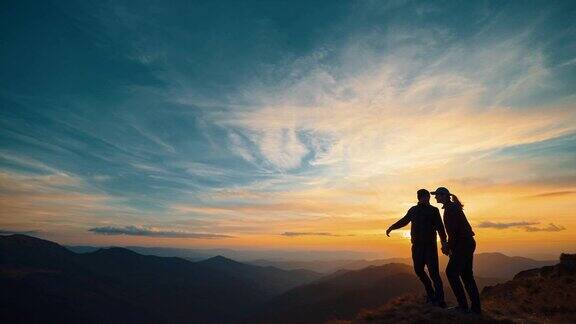 这对夫妇站在日落背景下的山上