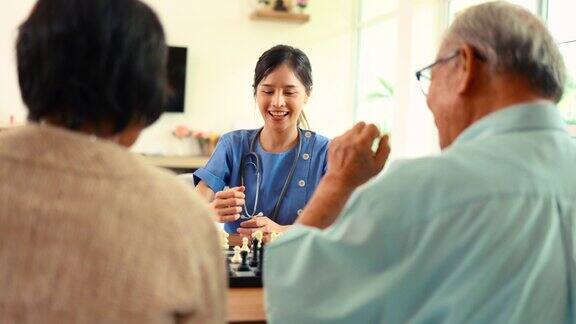 概念养老院活动在放松的时间与老人下棋