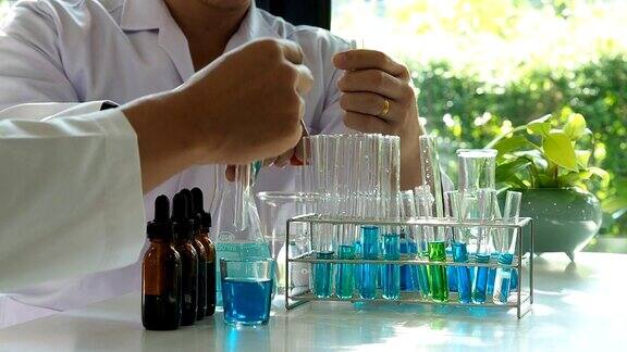 研究人员将试剂或化学液体放入试管中实验室科学研究化学技术生物学概念