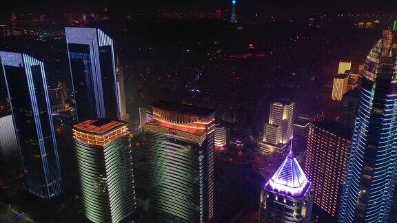 青岛市夜间时间照亮市中心交通街道十字路口航拍4k中国全景图
