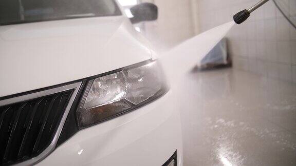 洗车用泡沫洗车洗车店的白色汽车