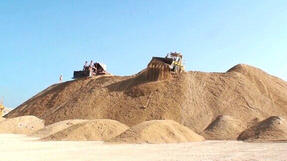 同步推土机在一个沙丘上工作