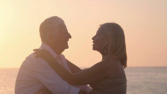 活跃的退休老人浪漫的老夫妻相爱接吻