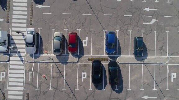 从无人机上看停车场在商店附近很多车在停车场俯视图