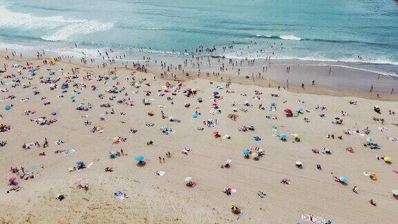 夏天拥挤的海滩镜头