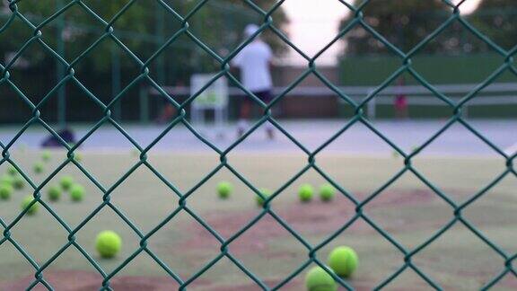 网球教练在网球场上练习