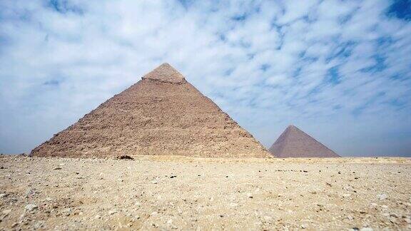 埃及吉萨金字塔的奇妙时光流逝我们可以看到云朵在联合国教科文组织分类的纪念碑上方的天空中快速移动