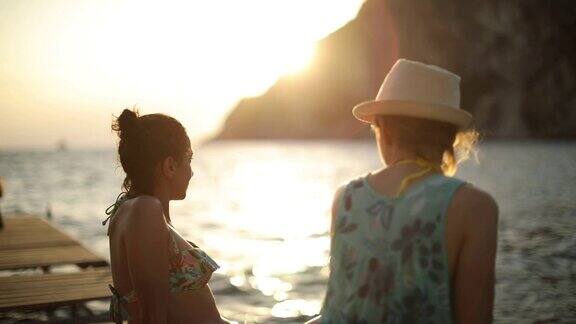 日落时分两个女人坐在码头上