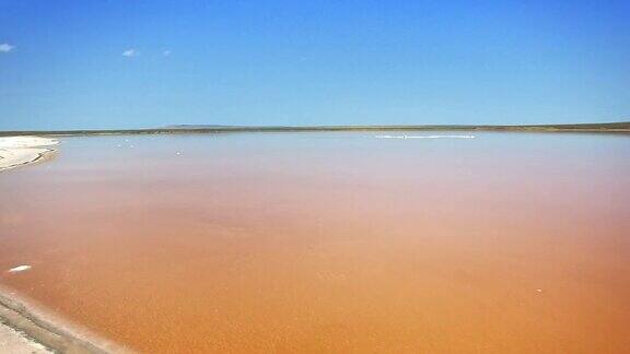 鸟瞰图的盐湖水蒸发池与粉红色和橙色的浮游生物颜色