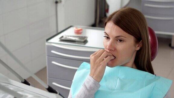 牙科诊所女病人肖像在牙科椅上等待牙科医生牙科检查
