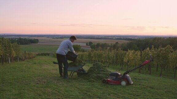 园丁正在清理割草机的捕草器