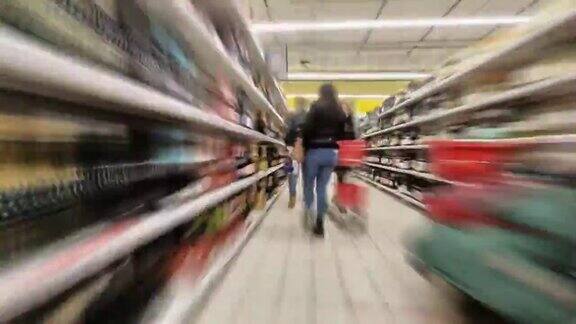 时光流逝穿过大型超市的购物大厅