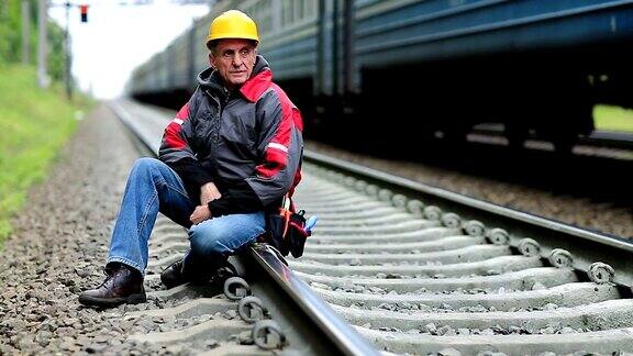 铁路工人坐在铁轨上