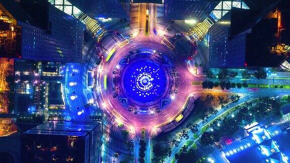 鸟瞰图喷泉和交通在新加坡的夜晚