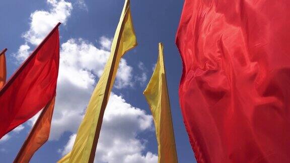 国庆节的节日装饰五彩缤纷的旗帜迎风飘扬