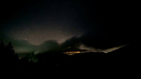 繁星点点的夜空低云翻山越岭延时放大