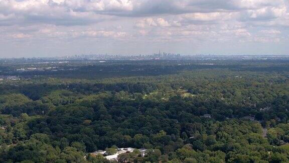 航拍:在豪华郊区上空飞行俯瞰著名的纽约市