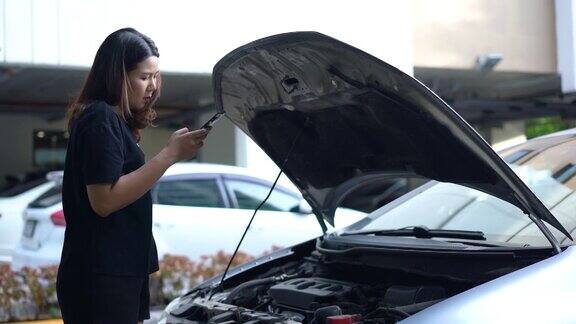 亚洲女人车在路上坏了打开散热器罩看到发动机