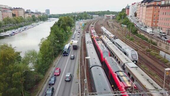 瑞典斯德哥尔摩市内行驶的火车