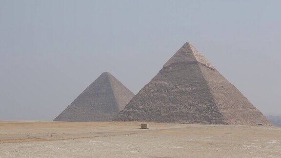 两座并列的埃及金字塔