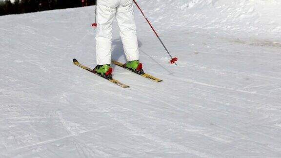 年轻女子在滑雪场滑雪