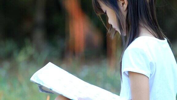 女孩用铅笔在书上画画