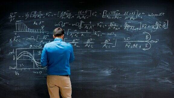 《天才年轻数学家在黑板上写复杂方程的延时》
