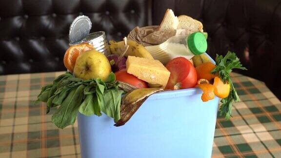 垃圾桶里的食物垃圾食物浪费是一个紧迫的全球问题
