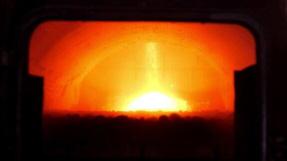 焙烧炉生产水泥熟料或膨胀粘土的工业工艺水泥加工的工业企业水泥厂境内的一个烧红的火炉