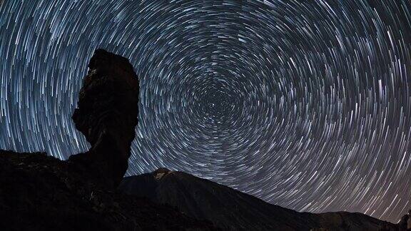 在Teide火山和LosRoquesdeGarcia岩石上移动的星迹的时间流逝Teide国家公园特内里费加那利群岛西班牙