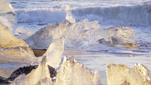 钻石海滩冰岛纯净的冰山冰闪耀火山沙日出海浪