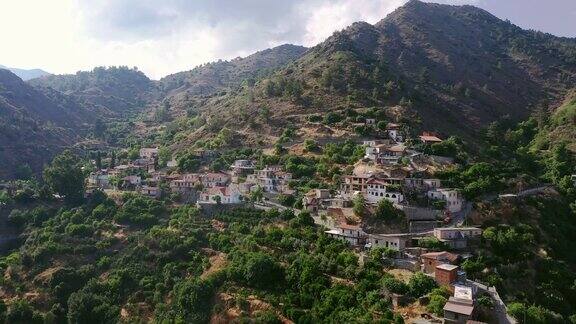 风景鸟瞰图的城镇在山区在塞浦路斯