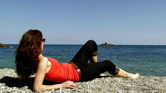 女人躺在海边