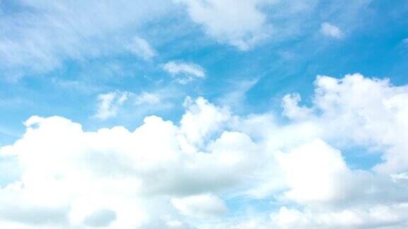 在明亮的夏日蔚蓝的天空中云在移动