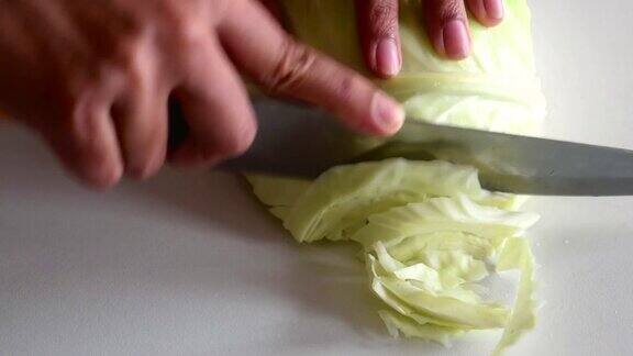 女人切白菜用刀切白菜