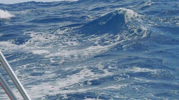 游艇甲板上海水的慢动作视图