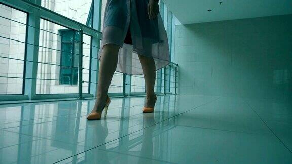女人的腿穿着高跟鞋走路