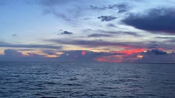 美丽的深红和红色的天空在日落时从一艘船的佛罗里达群岛美国