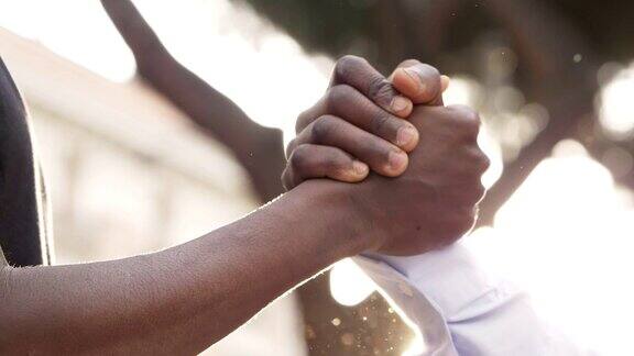 黑人的友谊双手抖动-慢动作