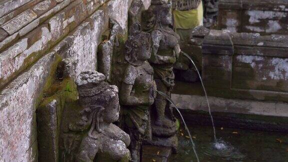 这是巴厘岛乌布村果阿迦扎象洞地区的圣泉