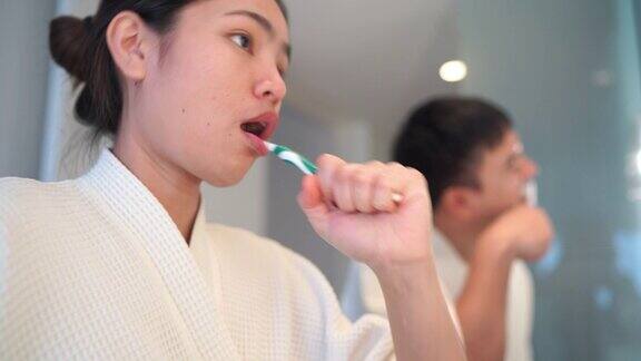 夫妇们正在刷牙